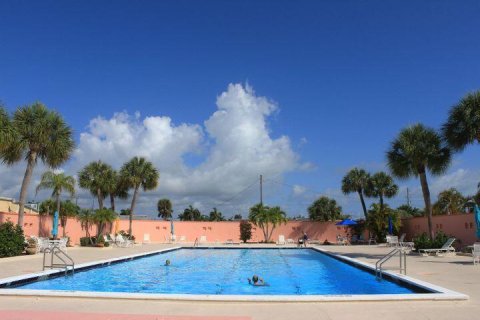 Condo in Fort Pierce, Florida, 1 bedroom  № 199302 - photo 1