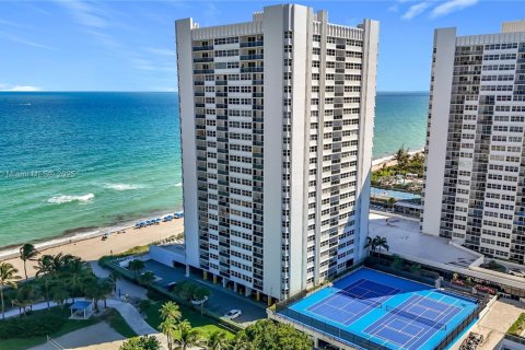 Condominio en venta en Hallandale Beach, Florida, 2 dormitorios, 133.78 m2 № 1933949 - foto 6