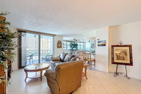 Condominio en venta en Hallandale Beach, Florida, 2 dormitorios, 133.78 m2 № 1933949 - foto 20