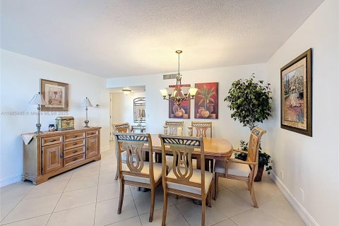 Condominio en venta en Hallandale Beach, Florida, 2 dormitorios, 133.78 m2 № 1933949 - foto 18