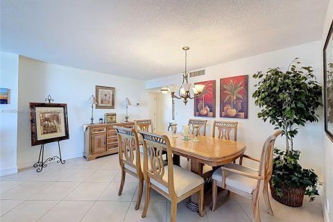 Condominio en venta en Hallandale Beach, Florida, 2 dormitorios, 133.78 m2 № 1933949 - foto 17