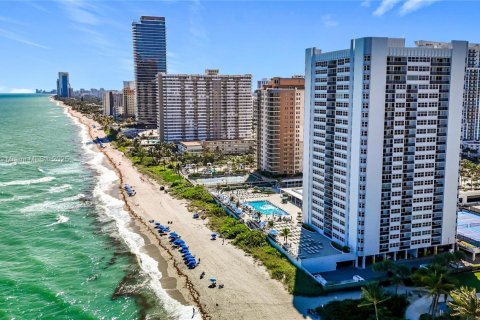 Condominio en venta en Hallandale Beach, Florida, 2 dormitorios, 133.78 m2 № 1933949 - foto 7
