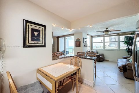 Condominio en venta en Hallandale Beach, Florida, 2 dormitorios, 133.78 m2 № 1933949 - foto 27