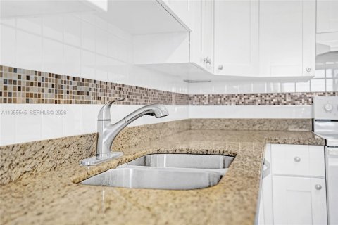 Condo in Boca Raton, Florida, 2 bedrooms  № 2020722 - photo 30