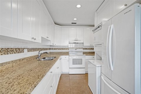 Condo in Boca Raton, Florida, 2 bedrooms  № 2020722 - photo 25