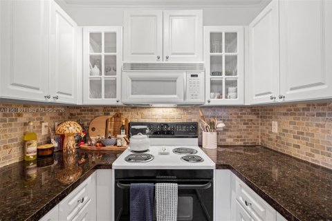 Condo in Coral Gables, Florida, 1 bedroom  № 2043151 - photo 14