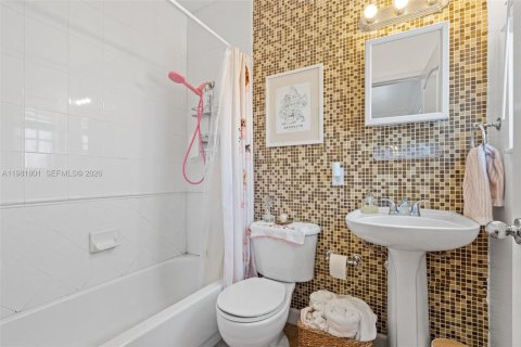 Condo in Coral Gables, Florida, 1 bedroom  № 2043151 - photo 19