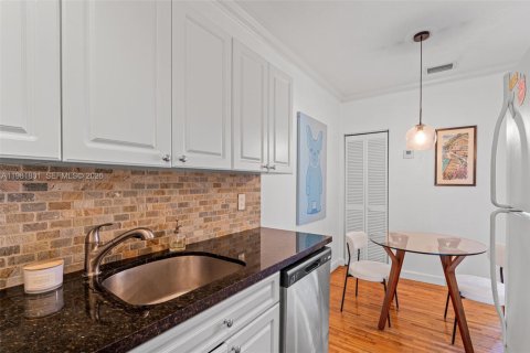 Condo in Coral Gables, Florida, 1 bedroom  № 2043151 - photo 15