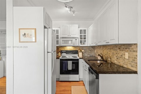 Condo in Coral Gables, Florida, 1 bedroom  № 2043151 - photo 13