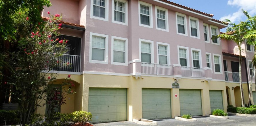 Townhouse in Coral Springs, Florida 2 bedrooms, 117.8 sq.m. № 2083933