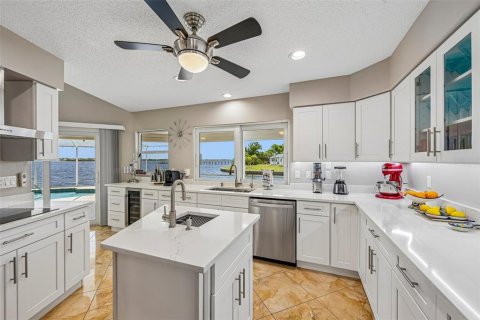House in Port Charlotte, Florida 3 bedrooms, 203.36 sq.m. № 2117866 - photo 13