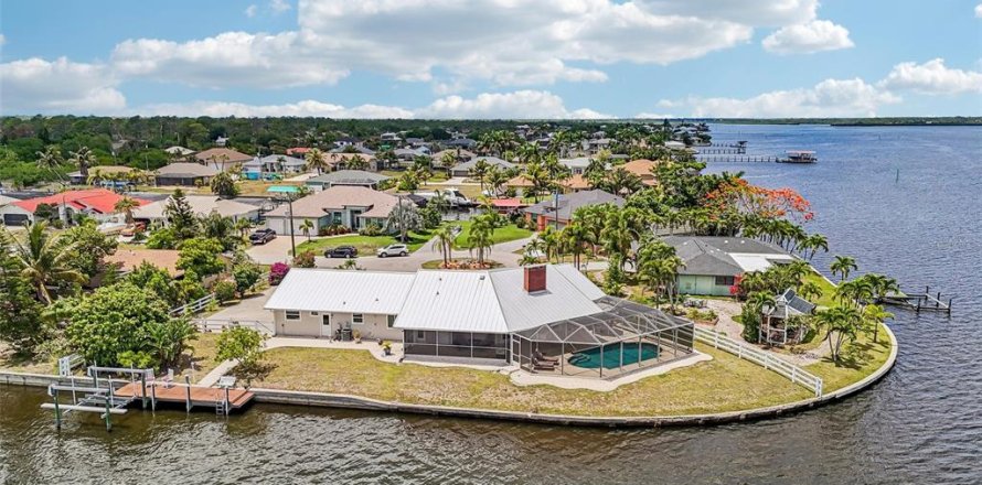 House in Port Charlotte, Florida 3 bedrooms, 203.36 sq.m. № 2117866