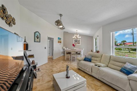 House in Port Charlotte, Florida 3 bedrooms, 203.36 sq.m. № 2117866 - photo 8
