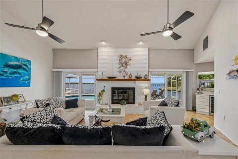 House in Port Charlotte, Florida 3 bedrooms, 203.36 sq.m. № 2117866 - photo 18