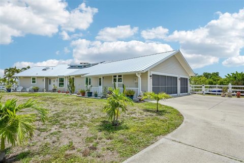 House in Port Charlotte, Florida 3 bedrooms, 203.36 sq.m. № 2117866 - photo 3