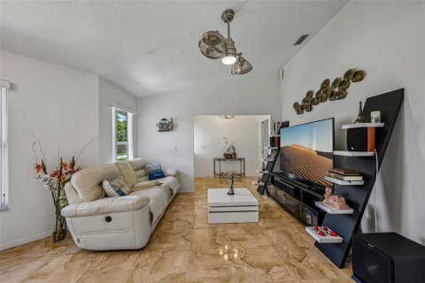 House in Port Charlotte, Florida 3 bedrooms, 203.36 sq.m. № 2117866 - photo 7