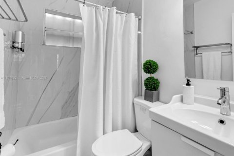 Condo in Hallandale Beach, Florida, 4 bedrooms  № 1978188 - photo 9