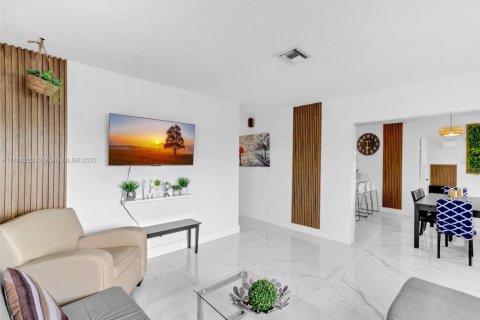 Condo in Hallandale Beach, Florida, 4 bedrooms  № 1978188 - photo 3