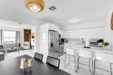 Condo in Hallandale Beach, Florida, 4 bedrooms  № 1978188 - photo 17