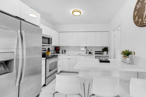 Condo in Hallandale Beach, Florida, 4 bedrooms  № 1978188 - photo 4