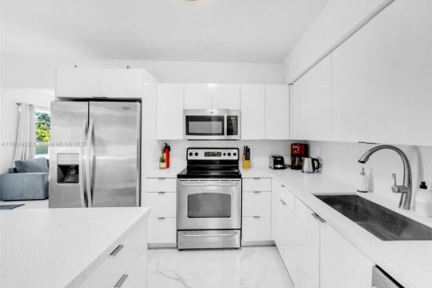 Condo in Hallandale Beach, Florida, 4 bedrooms  № 1978188 - photo 19