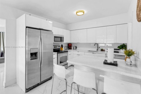 Condo in Hallandale Beach, Florida, 4 bedrooms  № 1978188 - photo 18