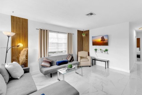 Condo in Hallandale Beach, Florida, 4 bedrooms  № 1978188 - photo 2