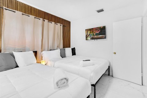 Condo in Hallandale Beach, Florida, 4 bedrooms  № 1978188 - photo 11