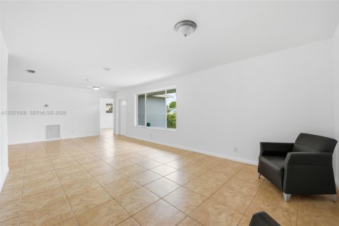 House in Hollywood, Florida 3 bedrooms, 129.88 sq.m. № 2244401 - photo 8