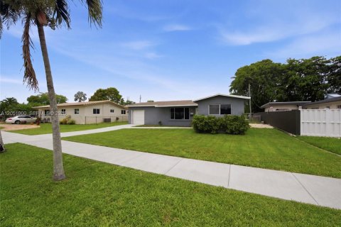 House in Hollywood, Florida 3 bedrooms, 129.88 sq.m. № 2244401 - photo 2