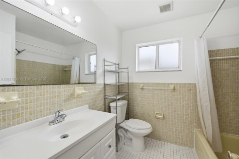 House in Hollywood, Florida 3 bedrooms, 129.88 sq.m. № 2244401 - photo 25