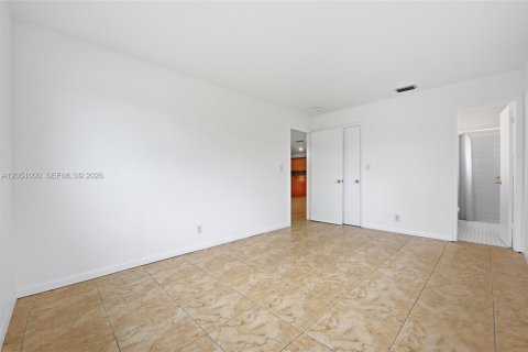 House in Hollywood, Florida 3 bedrooms, 129.88 sq.m. № 2244401 - photo 20