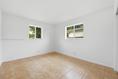 House in Hollywood, Florida 3 bedrooms, 129.88 sq.m. № 2244401 - photo 23