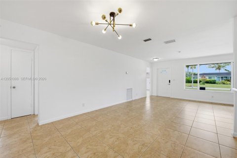 House in Hollywood, Florida 3 bedrooms, 129.88 sq.m. № 2244401 - photo 12