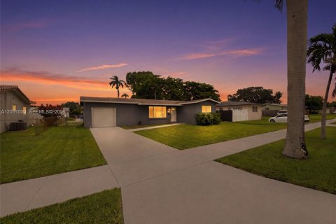 Casa en Hollywood, Florida 3 dormitorios, 129.88 m2 № 2244401