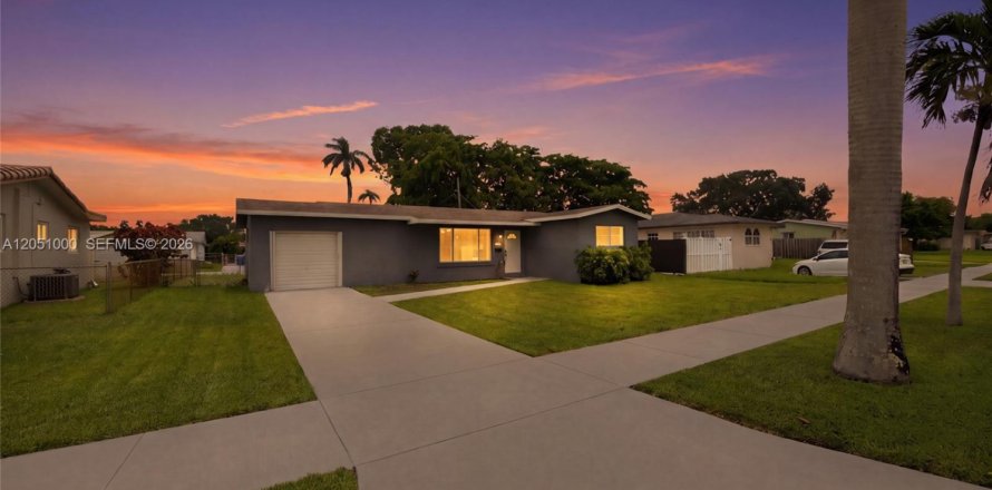 House in Hollywood, Florida 3 bedrooms, 129.88 sq.m. № 2244401
