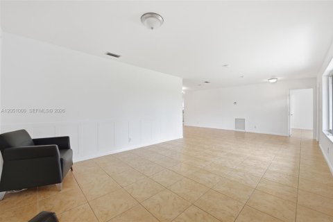 House in Hollywood, Florida 3 bedrooms, 129.88 sq.m. № 2244401 - photo 6