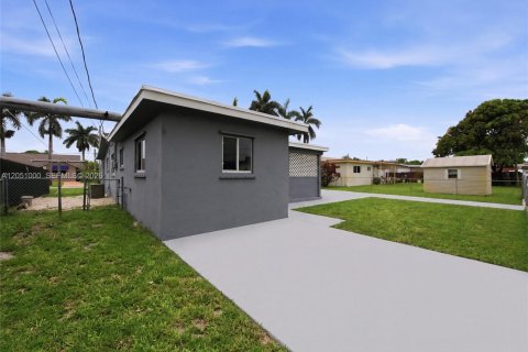 House in Hollywood, Florida 3 bedrooms, 129.88 sq.m. № 2244401 - photo 29