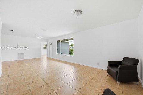 House in Hollywood, Florida 3 bedrooms, 129.88 sq.m. № 2244401 - photo 9