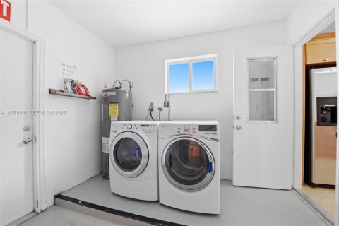 House in Hollywood, Florida 3 bedrooms, 129.88 sq.m. № 2244401 - photo 27