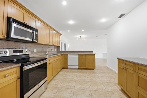 House in Hollywood, Florida 3 bedrooms, 129.88 sq.m. № 2244401 - photo 15