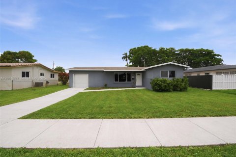 House in Hollywood, Florida 3 bedrooms, 129.88 sq.m. № 2244401 - photo 3