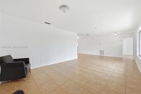 House in Hollywood, Florida 3 bedrooms, 129.88 sq.m. № 2244401 - photo 7