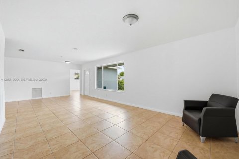 House in Hollywood, Florida 3 bedrooms, 129.88 sq.m. № 2244401 - photo 11