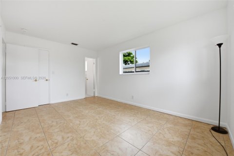 House in Hollywood, Florida 3 bedrooms, 129.88 sq.m. № 2244401 - photo 19