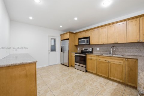 House in Hollywood, Florida 3 bedrooms, 129.88 sq.m. № 2244401 - photo 16