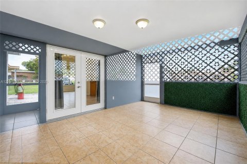 House in Hollywood, Florida 3 bedrooms, 129.88 sq.m. № 2244401 - photo 28