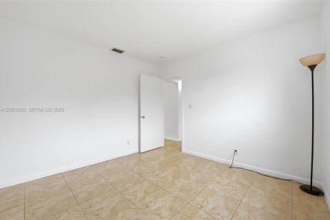 House in Hollywood, Florida 3 bedrooms, 129.88 sq.m. № 2244401 - photo 22