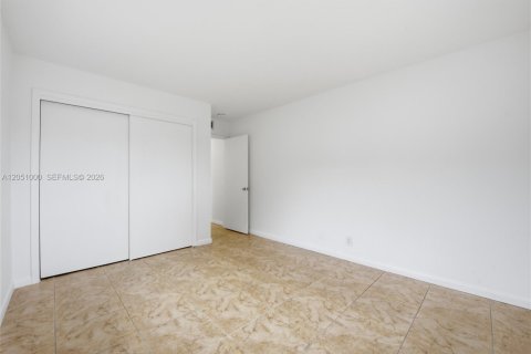 House in Hollywood, Florida 3 bedrooms, 129.88 sq.m. № 2244401 - photo 24