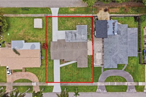 House in Hollywood, Florida 3 bedrooms, 129.88 sq.m. № 2244401 - photo 30